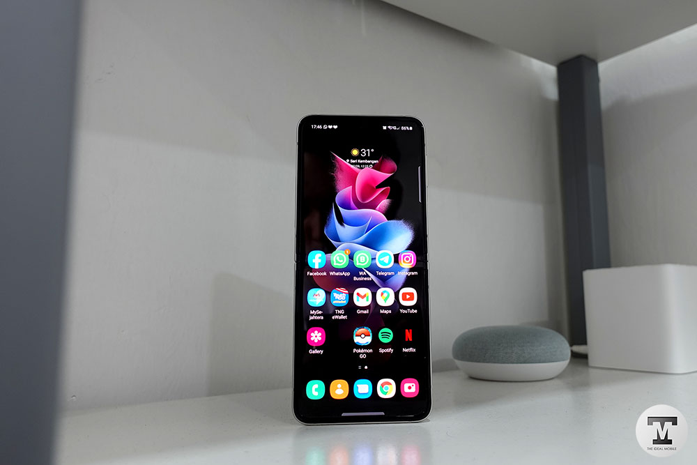 Samsung Galaxy Z Flip3 5G Display