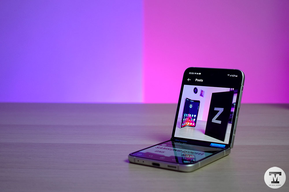 Samsung Galaxy Z Flip3 5G Flex Mode
